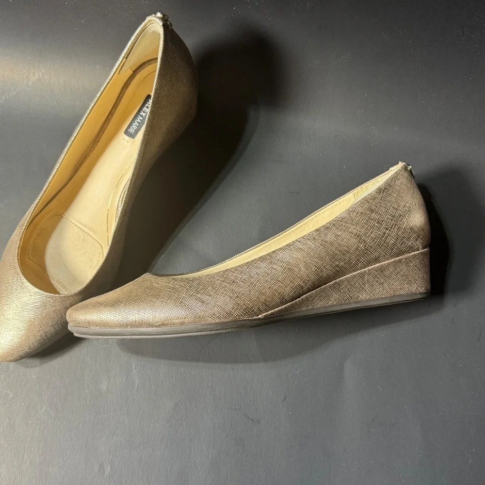 Alex Marie Womens Pointed Toe Low Wedge Pumps Metallic Champagne Gold Size 8